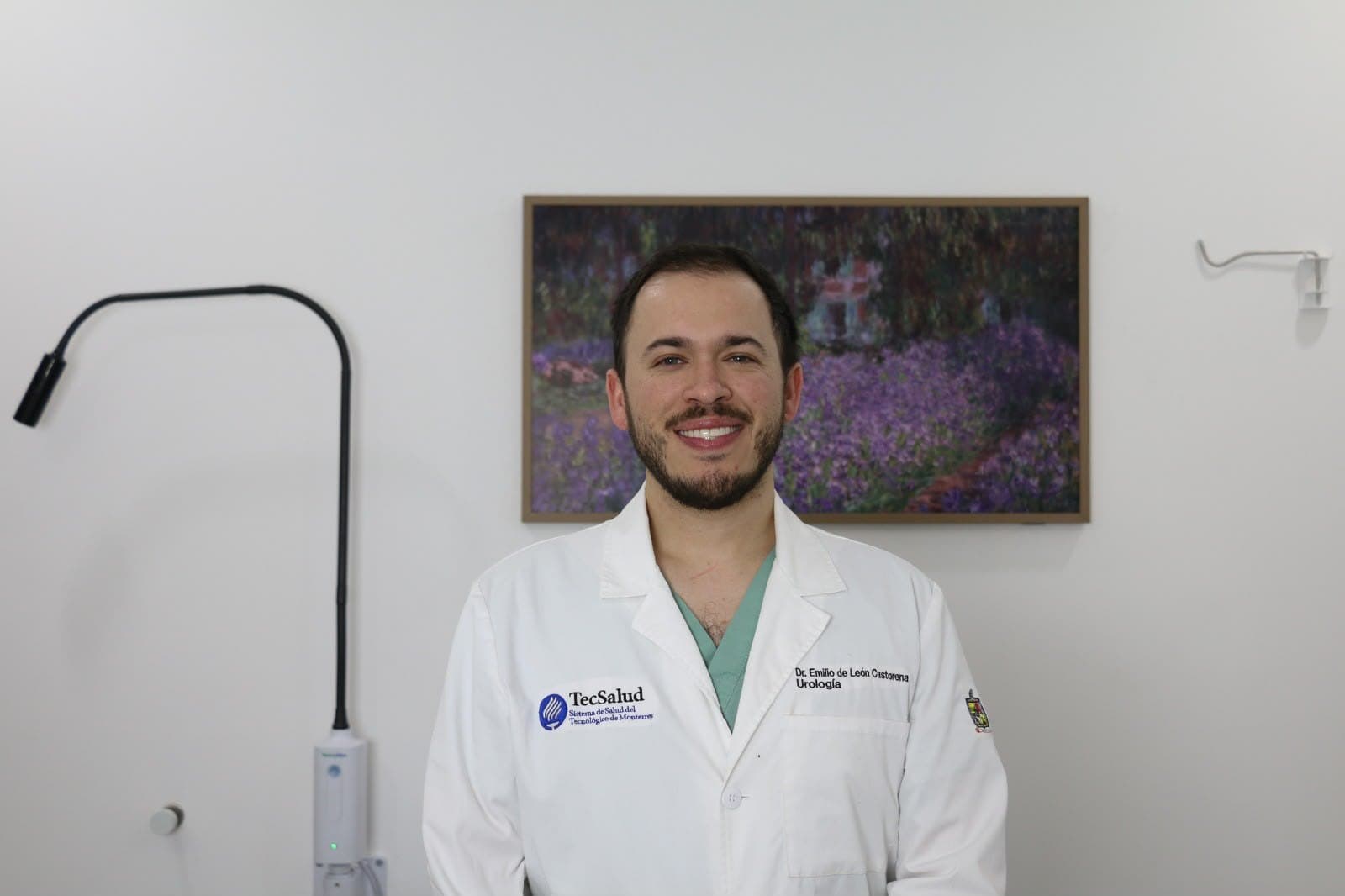 Dr. Emilio De León Castorena, urólogo