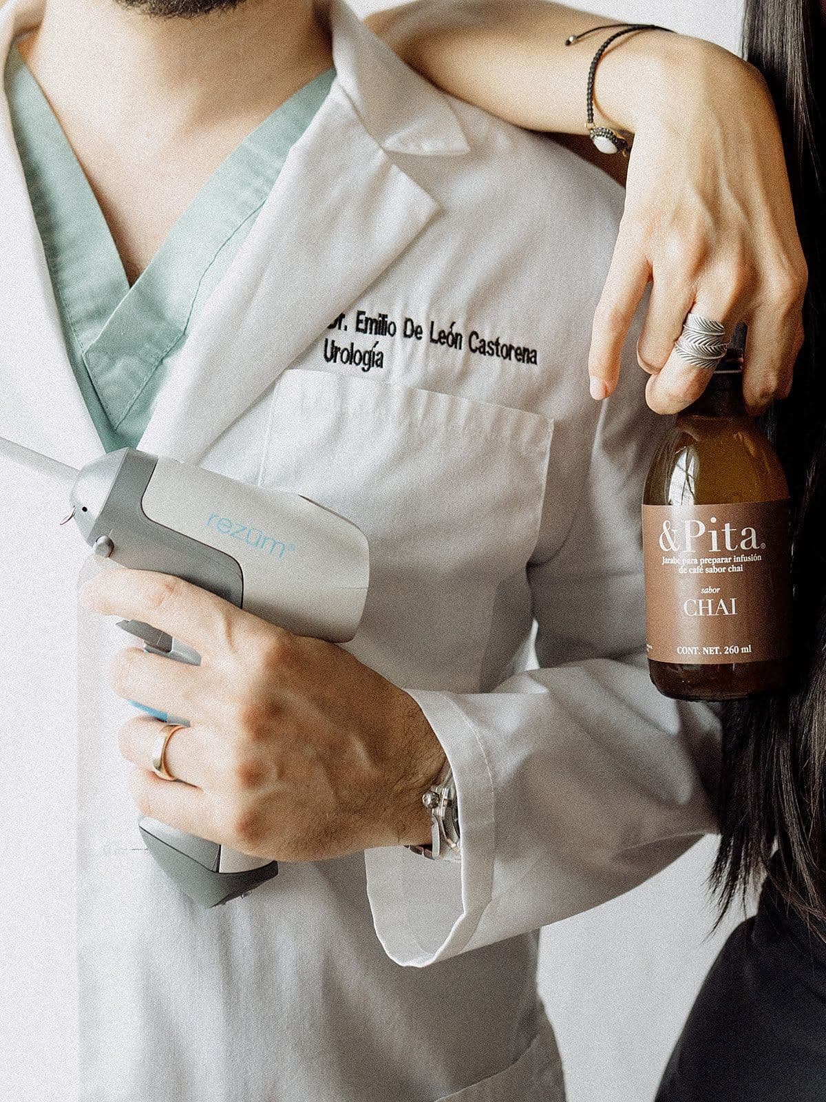 Dr. Emilio De León with the Rezūm device